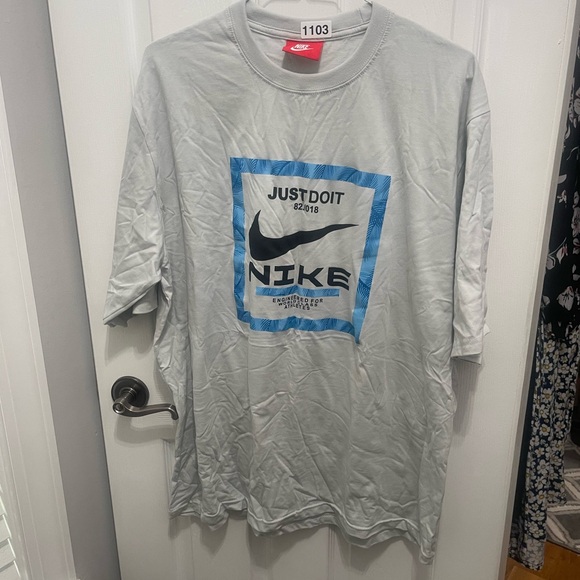 Nike Gray Short Sleeve Tee with Vintage Graphic - Picture 2 of 10